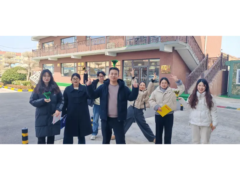 மதிய உணவுக்குப் பிறகு மாடோங் வெளிப்புற ஷட்டில்காக் உதைத்தல்