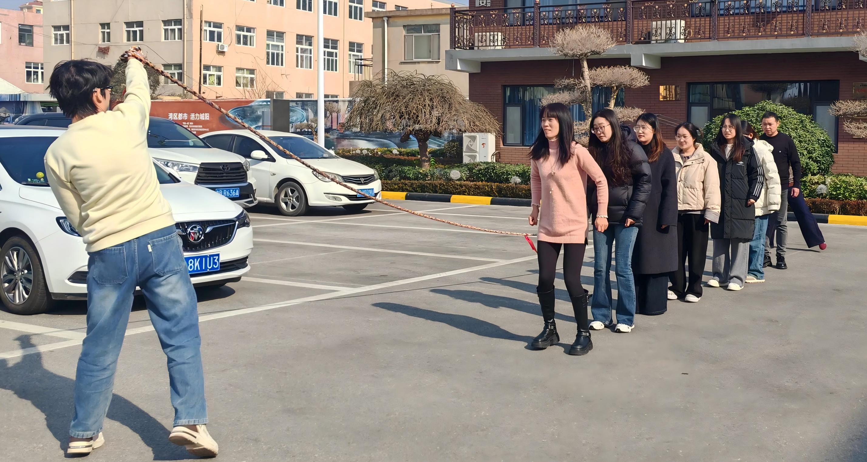 மாடோங் வேடிக்கையான இழுபறி மற்றும் ஜம்ப் ரோப் ஆகியவற்றை நடத்துகிறார்