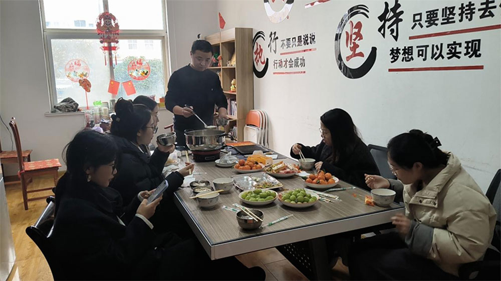 விளக்கு திருவிழா மதிய உணவு: அலுவலகத்தில் டாங்யுவான் மற்றும் குழு அதிர்வுகள்