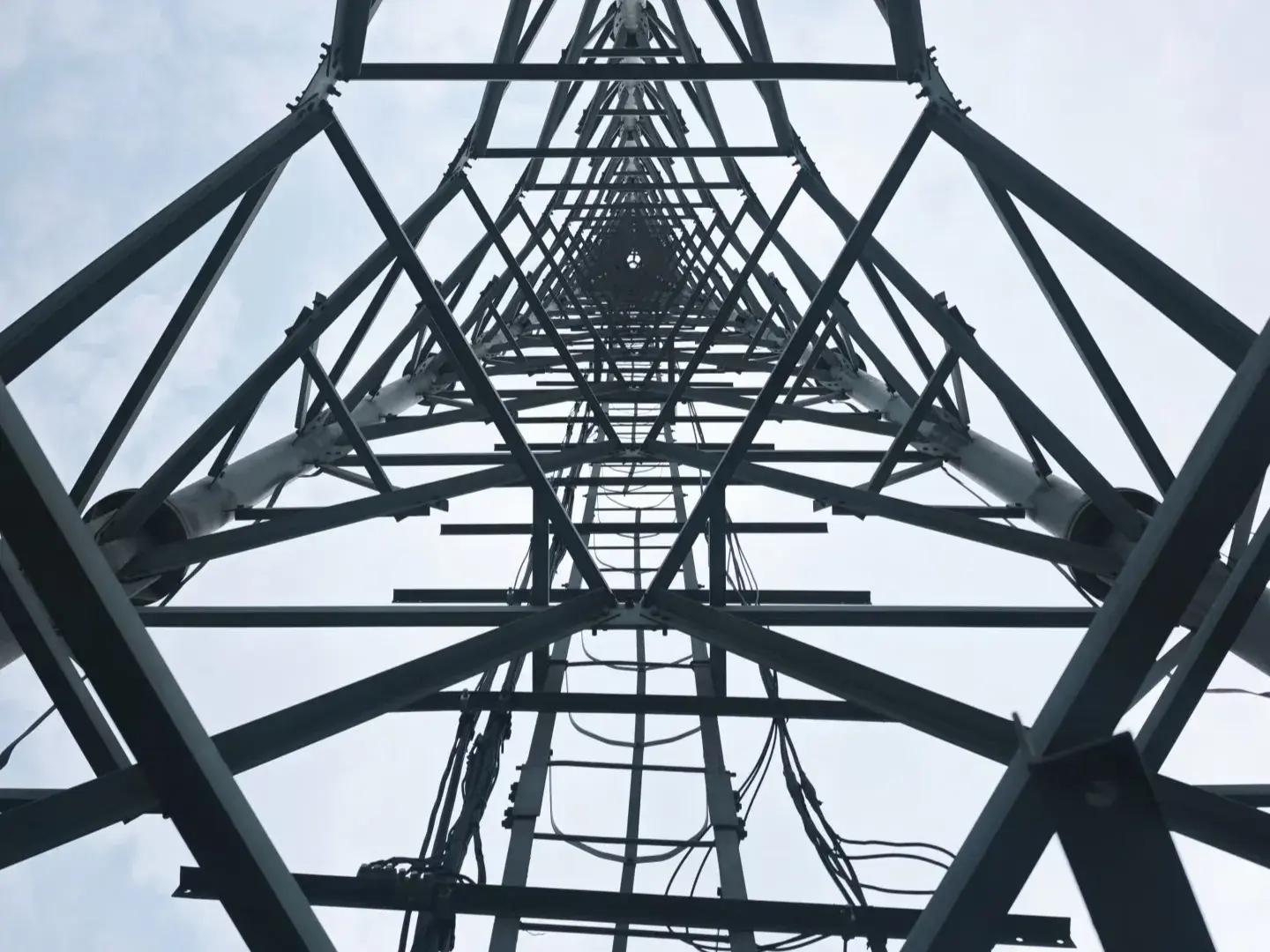டிரான்ஸ்மிஷன் டவர்ஸின் சமச்சீர் அழகியல்